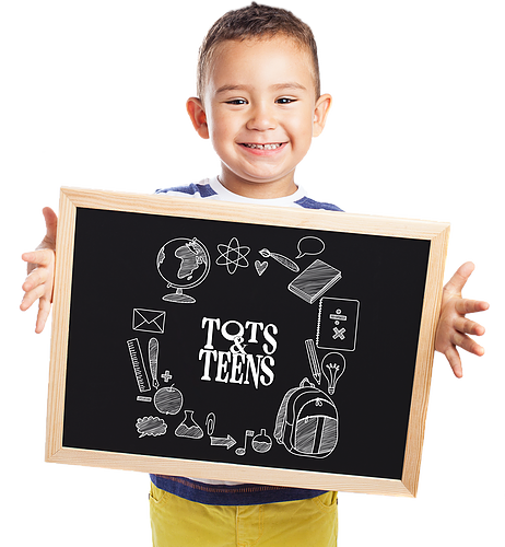 Criança segurando pequeno quadro negro com ilustrações
