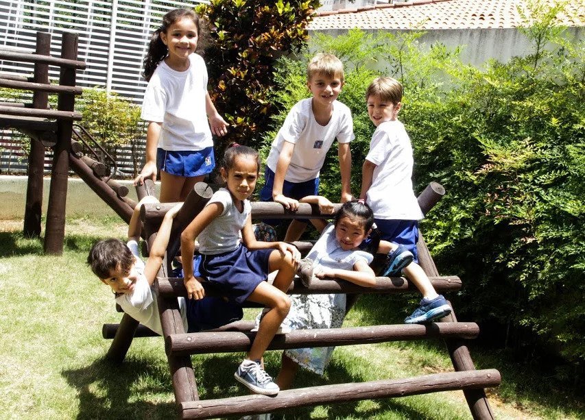 Grupo de crianças sobre brinquedo de madeira