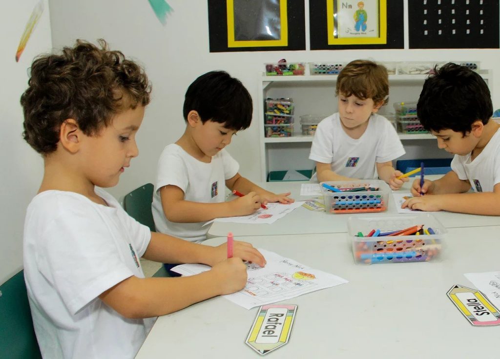 Crianças colorindo desenho