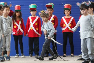 apresentacao teatral na escola bilingue