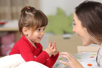 professora da escola bilingue ensinando sua aluna