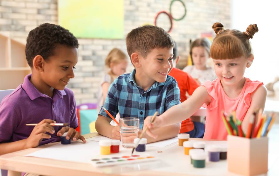 criancas na aula de artes em uma escola bilingue