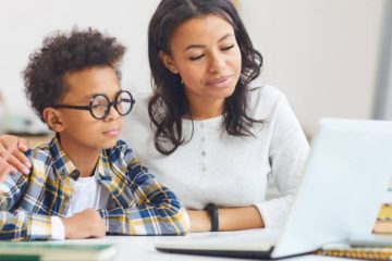 mãe ajudando filho com a lição de casa no computador