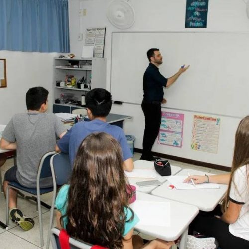 Crianças assistindo aula