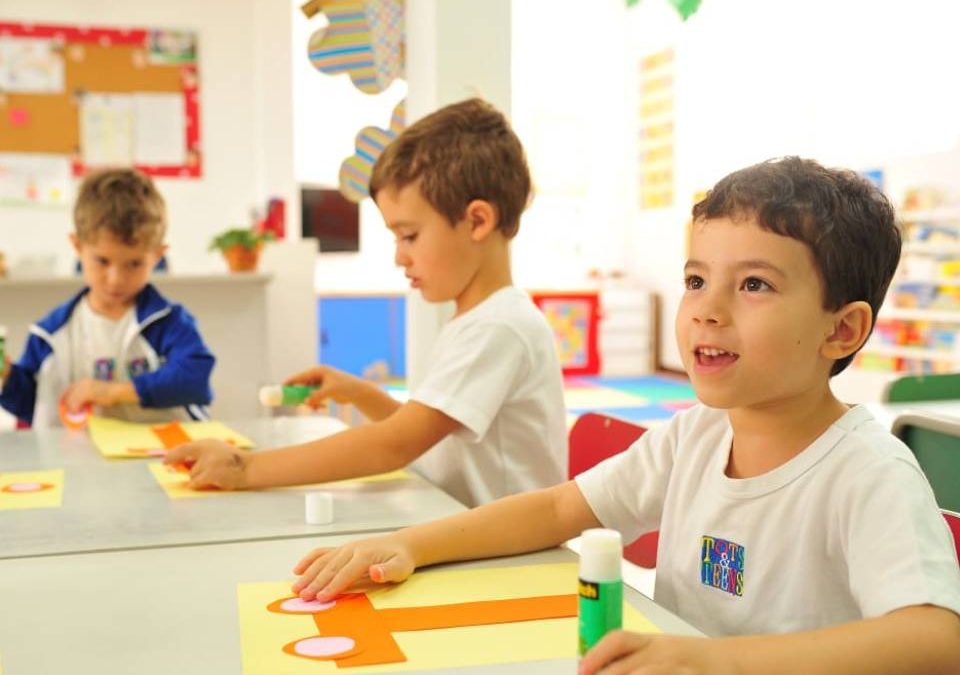 Crianças em uma sala de aula aprendendo sobre educação socioambiental