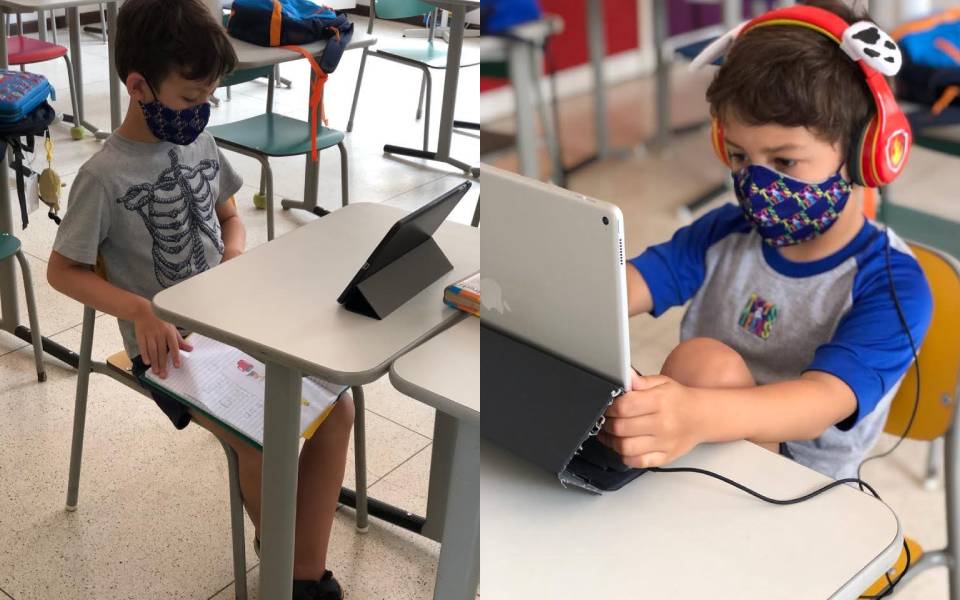 Crianças aprendendo pelo computador na sala de aula.