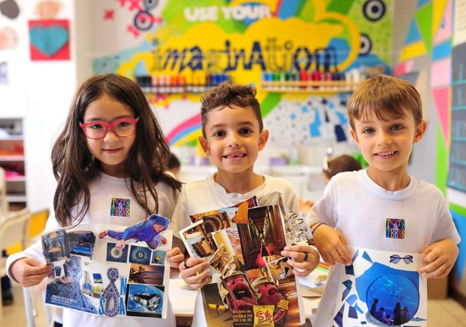 Crianças na sala de aula de uma escola internacional apresentando atividade sobre alfabetização