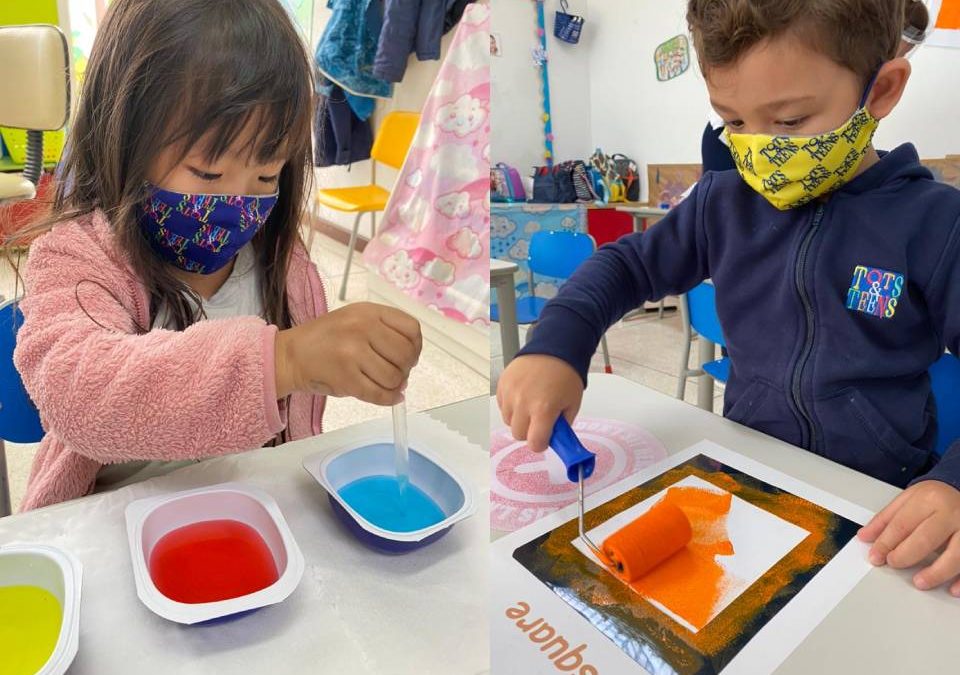 Crianças pintando na sala de aula