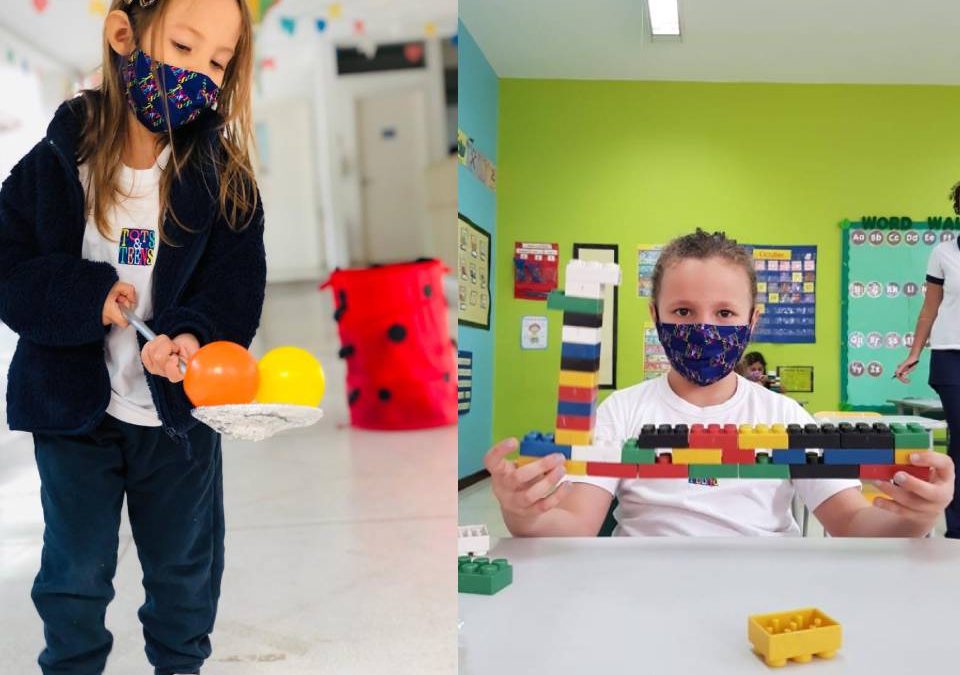 Crianças realizando atividade para estimular o desenvolvimento cognitivo dentro da sala de aula de uma escola bilíngue