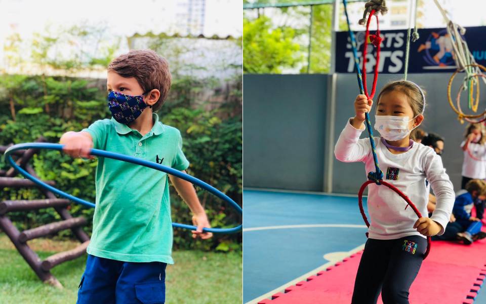 Duas crianças brincando na escola.
