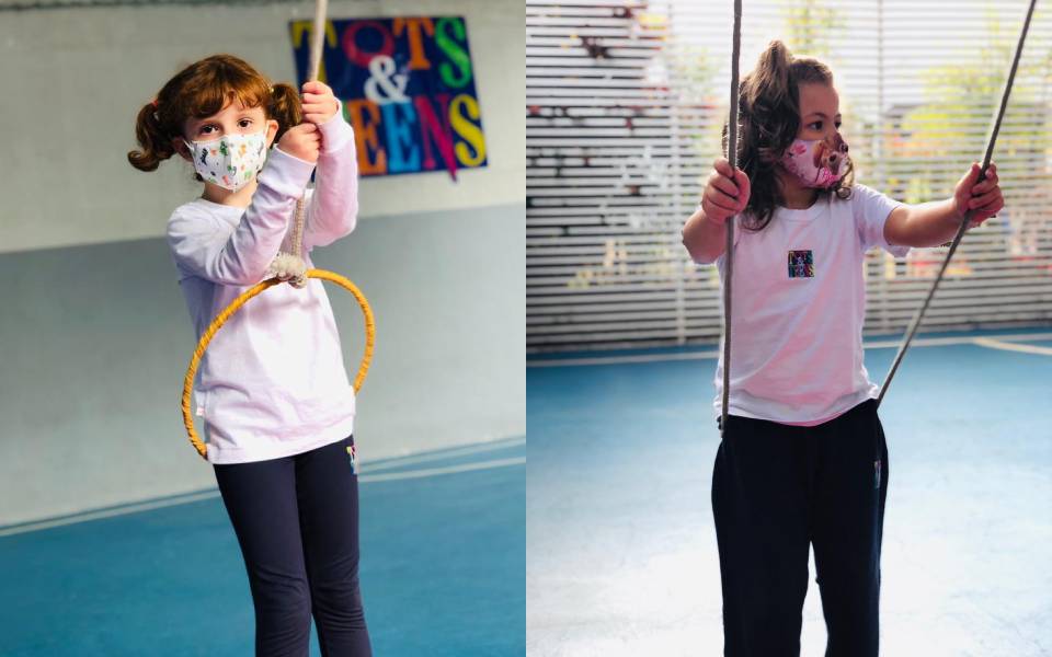 Duas crianças brincando na escola.