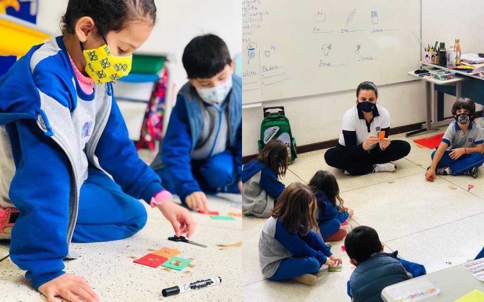 Crianças aprendendo na sala de aula.
