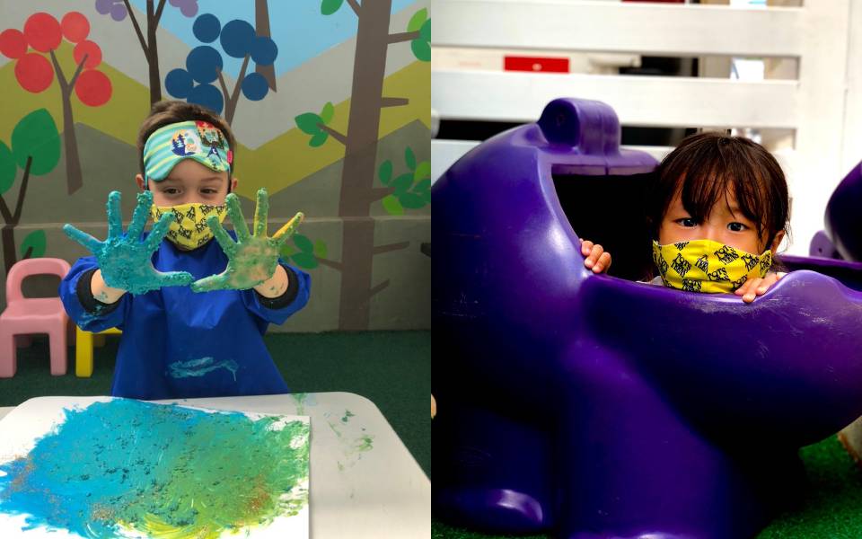 Crianças durante a aula de artes de uma escola internacional. A atividade realizada é para estimular o desenvolvimento cognitivo